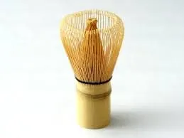 Batidor de bambú para té matcha (chasen) sobre fondo blanco