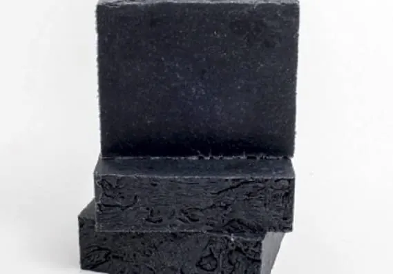 Pastillas de jabón negro de carbón de bambú apiladas