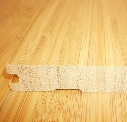 Detalle de una lama de suelo de bambú con su machihembrado